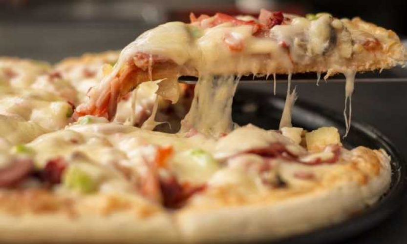 Cosa succede al nostro corpo quando mangiamo troppa pizza?