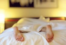 Da li spavanje na stomaku može da izazove glavobolju?