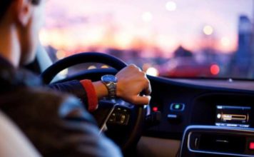 Tačskrin u automobilu je veoma opasan, ali može da bude bezbedniji! Kako?