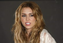 Dok verenički prsten “šljašti” na njenoj ruci, ona govori: “Kupio ga je za Crni petak” (VIDEO)