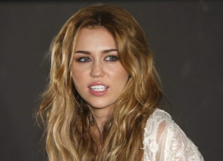 Dok verenički prsten “šljašti” na njenoj ruci, ona govori: “Kupio ga je za Crni petak” (VIDEO)