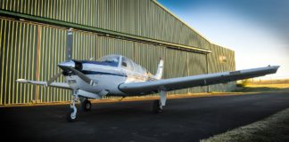 Pogledajte kako avion sleće na automobil (VIDEO)