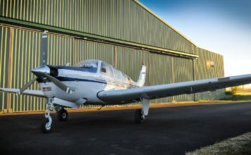 Pogledajte kako avion sleće na automobil (VIDEO)