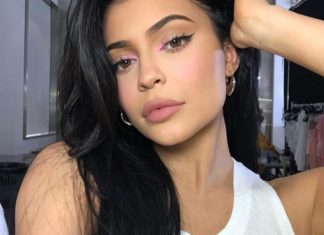 Rijaliti zvezda zasenila i svog dečka: Bujne grudi u prvom planu (FOTO, VIDEO)