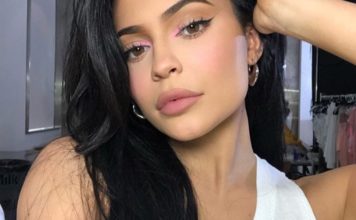 Rijaliti zvezda zasenila i svog dečka: Bujne grudi u prvom planu (FOTO, VIDEO)