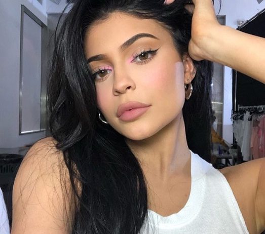 Rijaliti zvezda zasenila i svog dečka: Bujne grudi u prvom planu (FOTO, VIDEO)