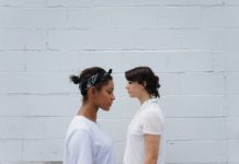 Znate li zašto neke majice imaju mali trougao na vratu