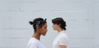 Znate li zašto neke majice imaju mali trougao na vratu