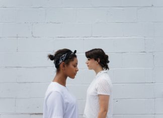 Znate li zašto neke majice imaju mali trougao na vratu