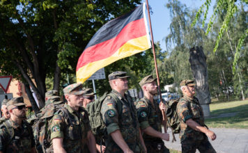 Liberalne snage podižu vojsku protiv – umišljene opasnosti