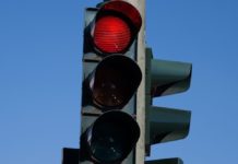 Četvrto svetlo na semaforu moglo bi da okonča beskrajna čekanja na crveno (VIDEO)