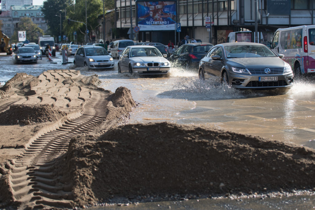 Потоп у центру Београда, због воде која се слива по околним улицама колапс у саобраћају (фото, видео)