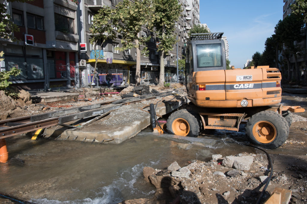 Потоп у центру Београда, због воде која се слива по околним улицама колапс у саобраћају (фото, видео)