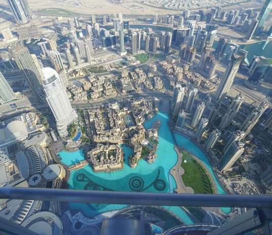 Burdž Kalifa u Dubaiju večeras u bojama srpske zastave (VIDEO)