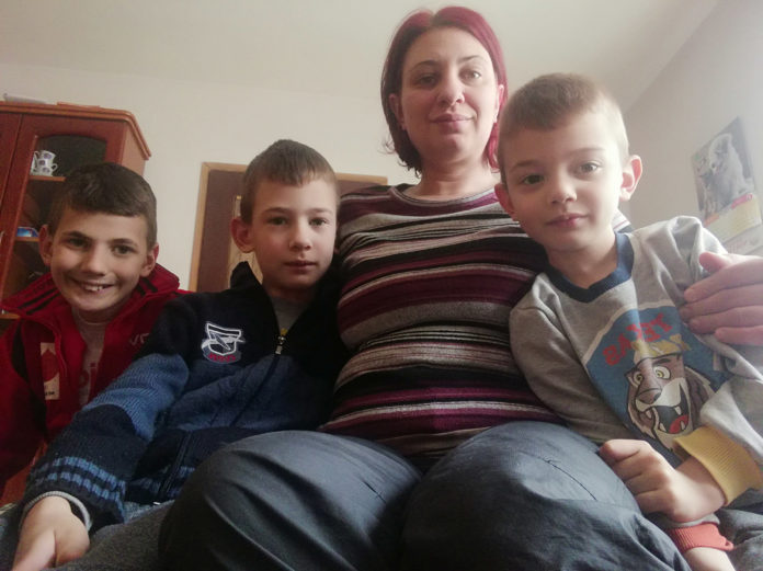 MUKA NA MUKU DOLAZI: Samohrana majka u Lomnici prodiže tri deteta, od kojih je jedno bolesno!