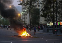 Vanredno stanje u glavnom gradu Čilea, blokiran metro, goreo centar grada (VIDEO)