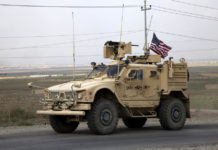 Kurdi kamenjem i paradajzom gađali američke trupe koje napuštaju Siriju (VIDEO)