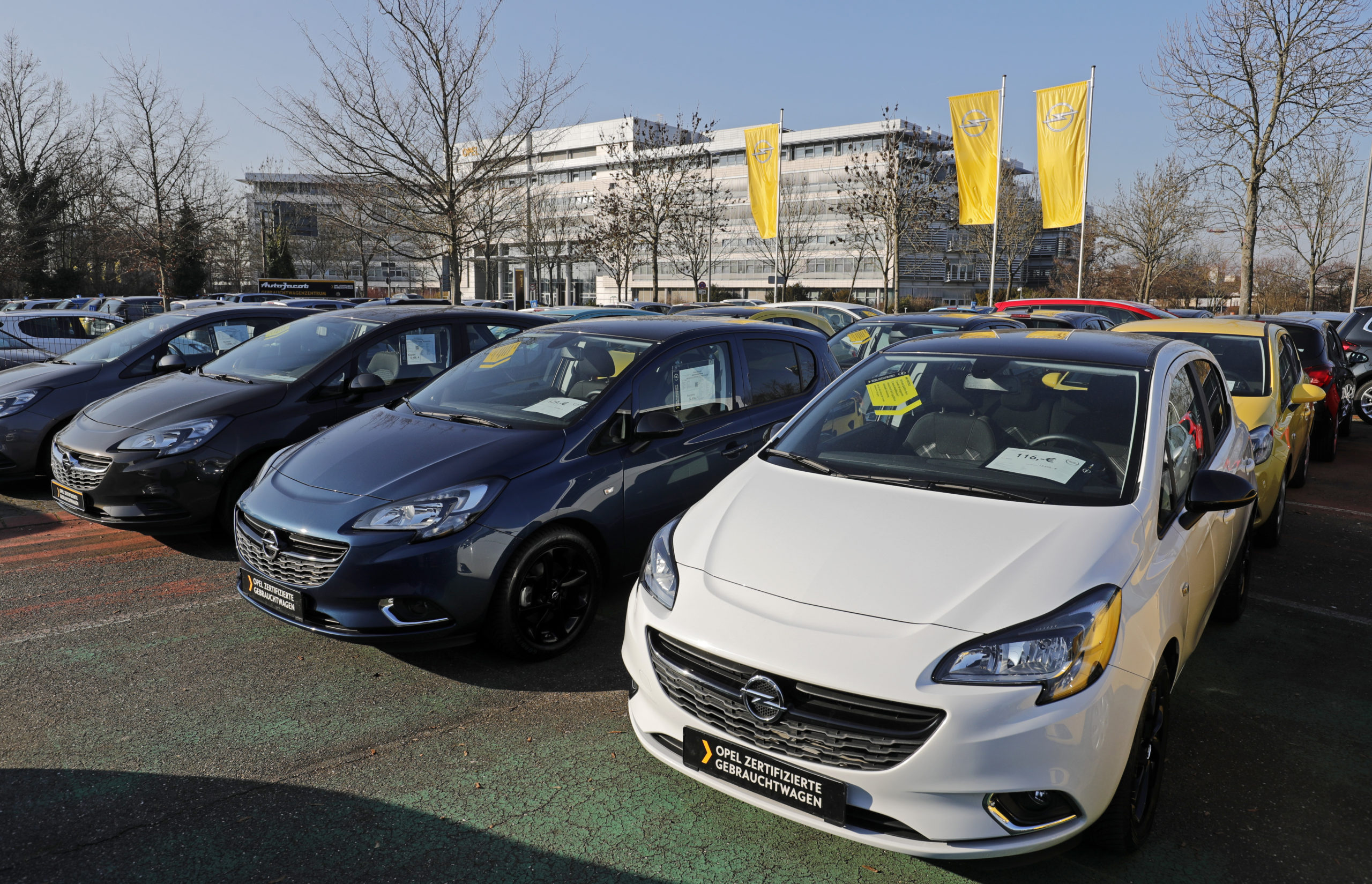 Какие машины на украине. Украинские легковые автомобили. Авто из Украины. Украинские авто в Москве. Бюджетное авто Украина.