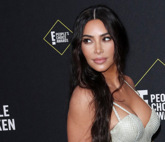 Kim Kardašijan i Luis Hamilton zagrljeni usred pustinje (VIDEO)