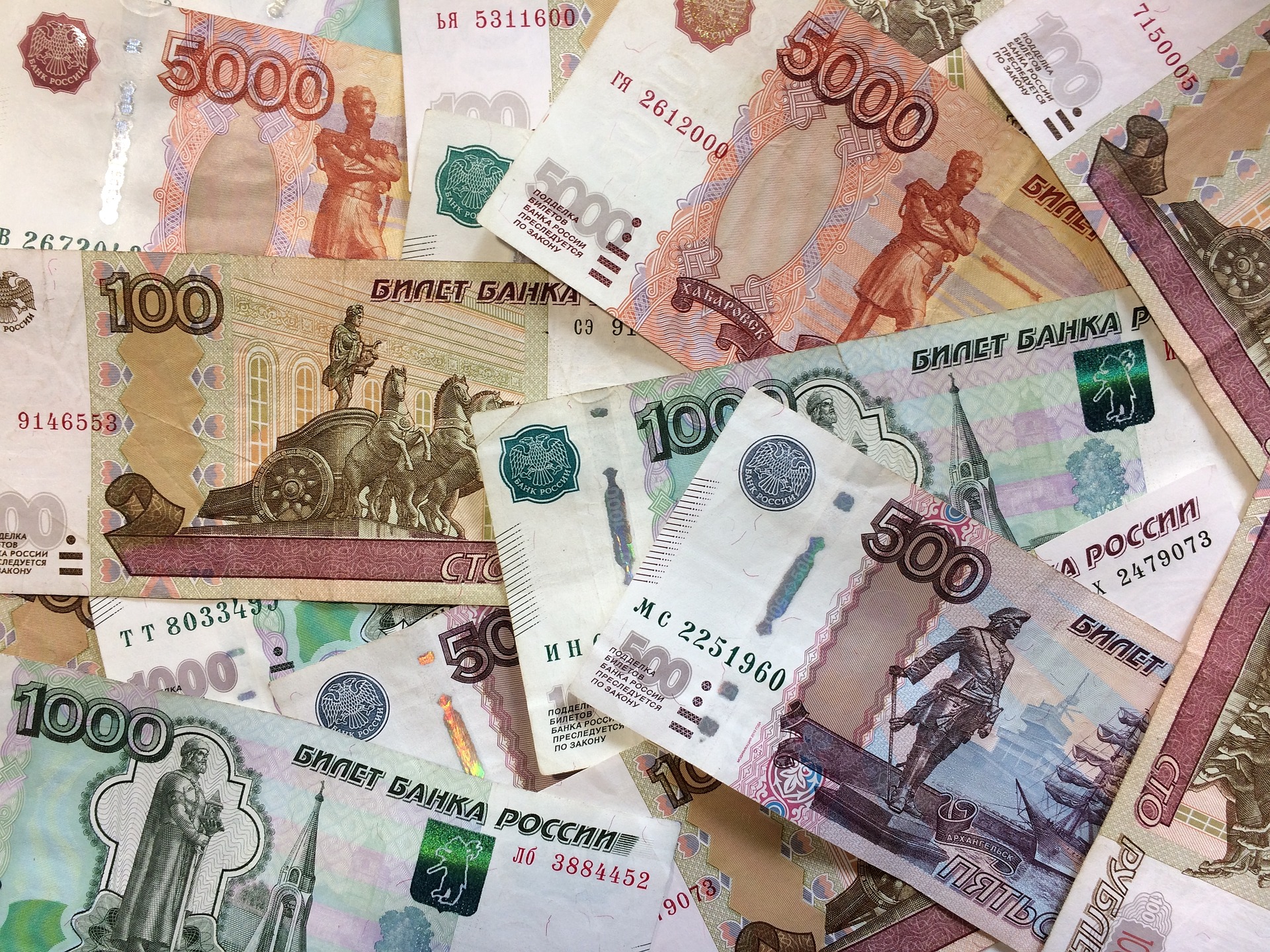 Ruska rublja jutros ojačala prema dolaru i evru