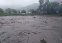 Vatrogasac hrabrim potezom sam izvukao automobil iz nabujale reke u Zvorniku (VIDEO)