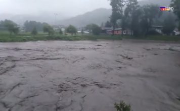 Vatrogasac hrabrim potezom sam izvukao automobil iz nabujale reke u Zvorniku (VIDEO)
