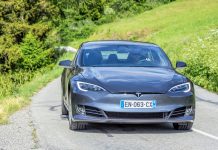 Vozač Tesle zaspao za volanom i zakucao se u policijsko vozilo