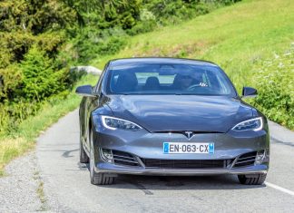 Vozač Tesle zaspao za volanom i zakucao se u policijsko vozilo