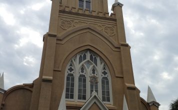 Zabio se automobilom u sinagogu u SAD, pa počeo da puca (VIDEO)