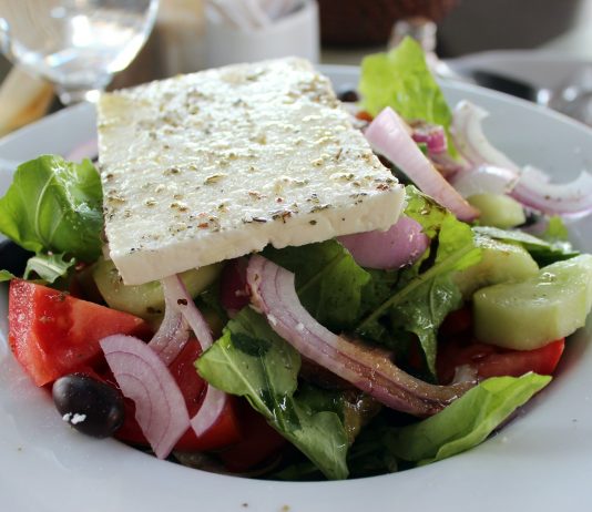 Grci zabranili da se feta sir pravi od kravljeg mleka