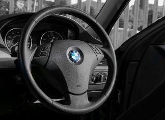 Zašto proizvođači automobila vole “piano black” plastiku u enterijeru?