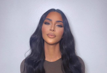 Po svaku cenu mora da pokaže grudi – čak i za praznike (FOTO)