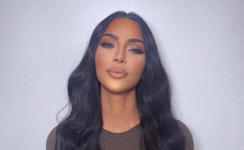 Po svaku cenu mora da pokaže grudi – čak i za praznike (FOTO)