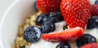 Posni kolač sa limunom i borovnicama