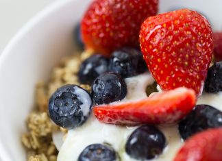 Posni kolač sa limunom i borovnicama