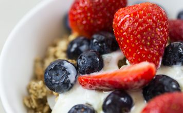 Posni kolač sa limunom i borovnicama