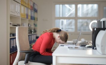 Pogrbljeno sedenje opasnije je nego što mislite, evo zašto