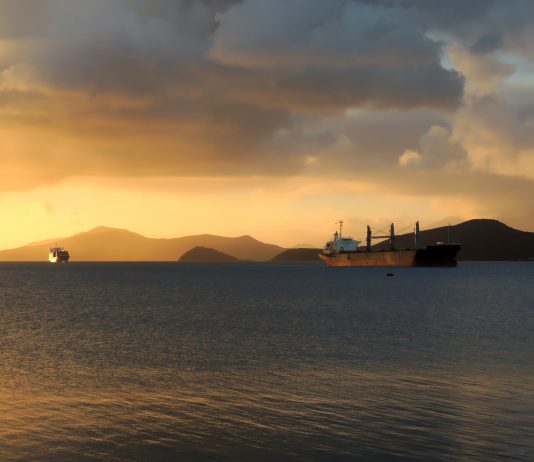 Amerikanci istovaruju naftu sa zaplenjenog tankera