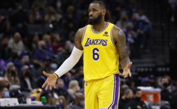 Lebron povredio koleno: “Izbegli smo metak” (VIDEO)