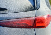 Zašto ne treba polivati zamrznuta stakla ni mlakom vodom