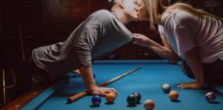 Zašto se ljudi ljube? Istorija ove svakodnevne navike je fascinantna