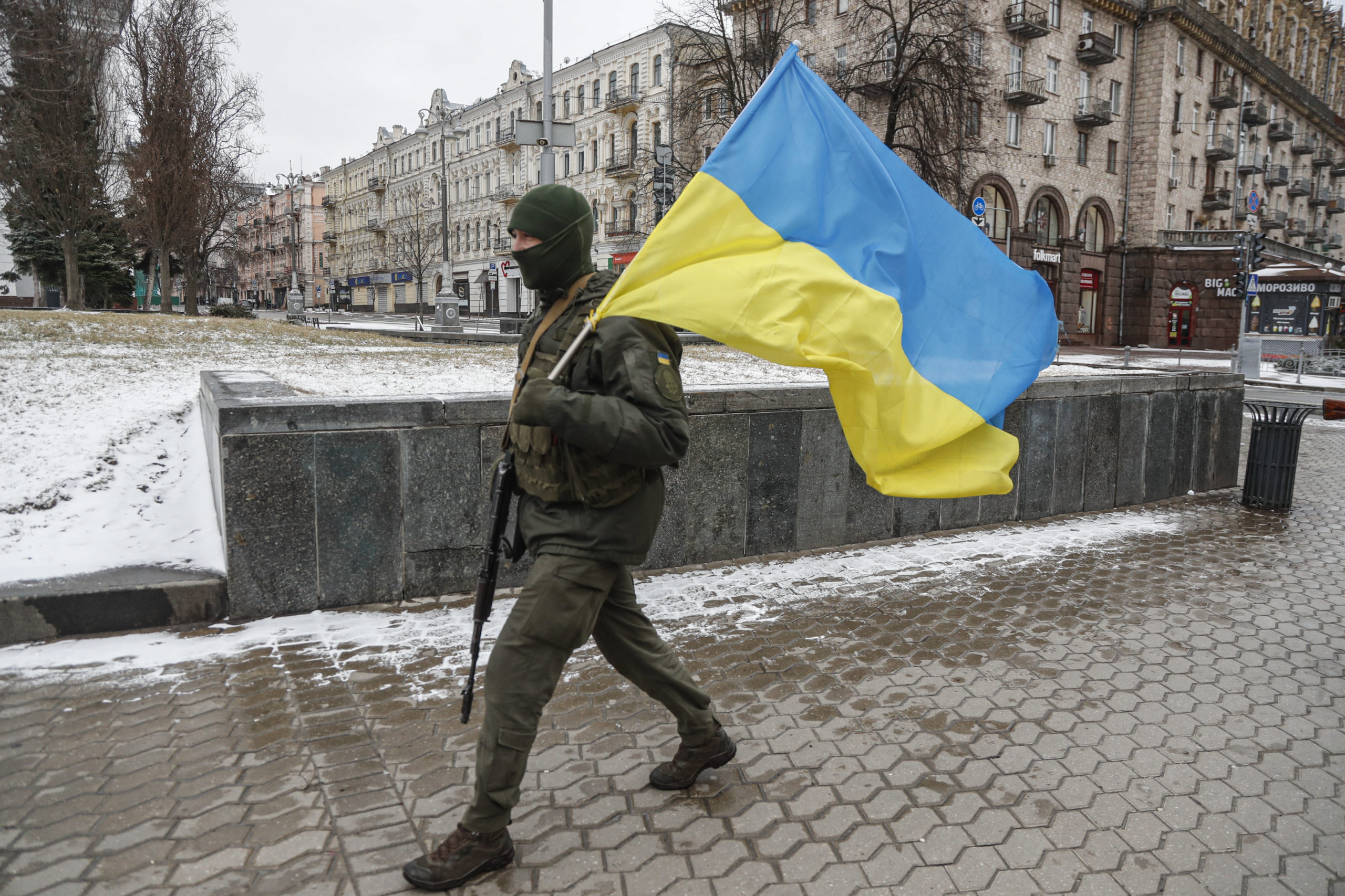 Европа против украины. Украинский солдат с флагом. Российские солдаты на Украине. Русский солдат на украинском флаге.