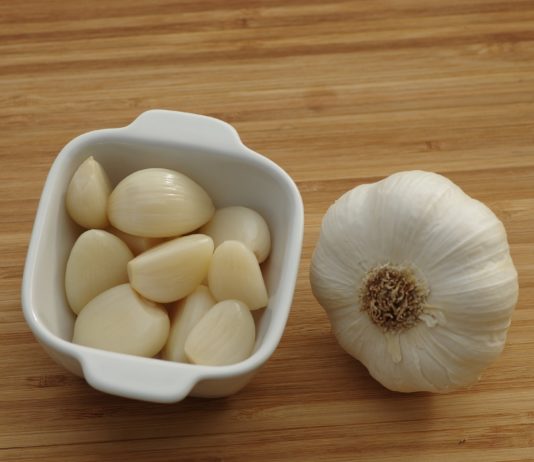 Loš zadah, ali zdravi zubi: Da li beli luk ulazi u stomatologiju?