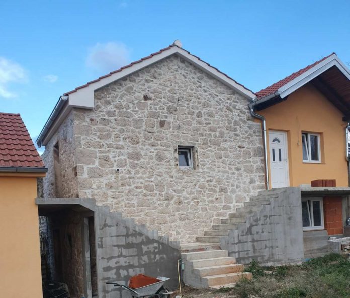 15-81 GLAVNA SLIKA Rodna kuca u starom kraju (Zapuzane)