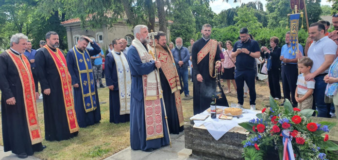 POMEN SVIM SRPSKIM STRADALNICIMA: Opšti Vidovdanski parastos na oficirskom groblju