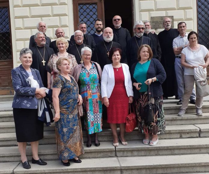 14-81 GLAVNA SLIKA Ispred Bogoslovije u Sremskim Karlovcima