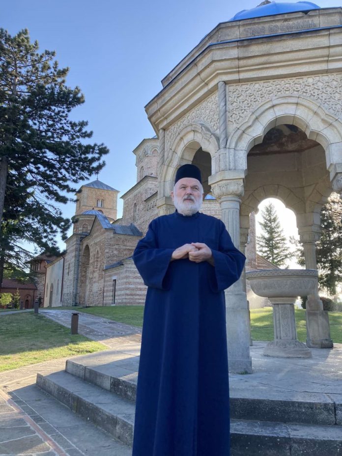 Otac Nikola ispred manastira Žiča