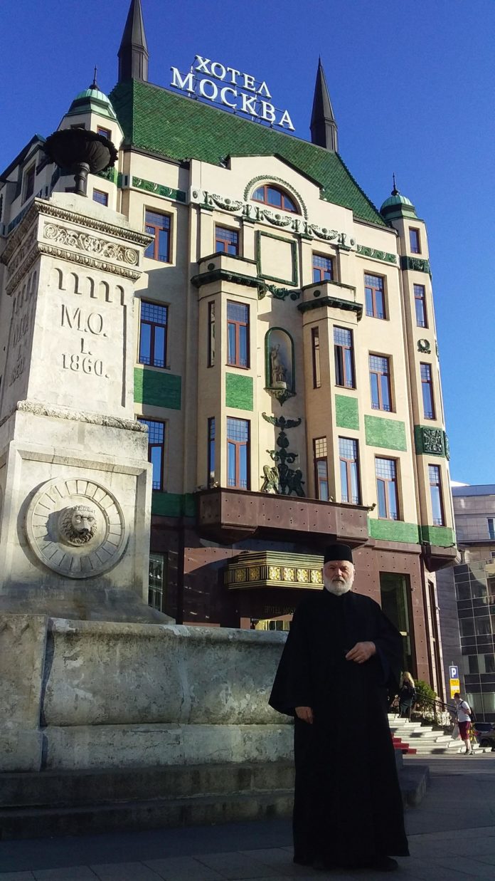 15-81 GLAVNA SLIKA Ispred hotela Moskva