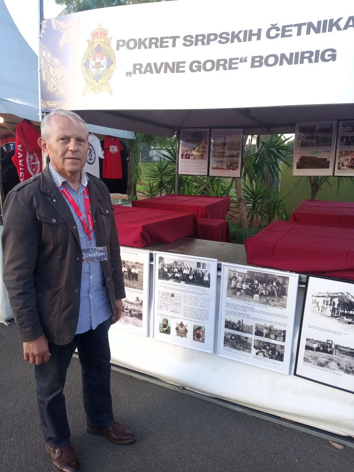 Domaćin festivala Jovan Čubrilo ispred štanda Pokreta srpskih četnika