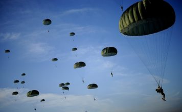 Vežbe padobranaca: Nove trupe stižu u Ukrajinu